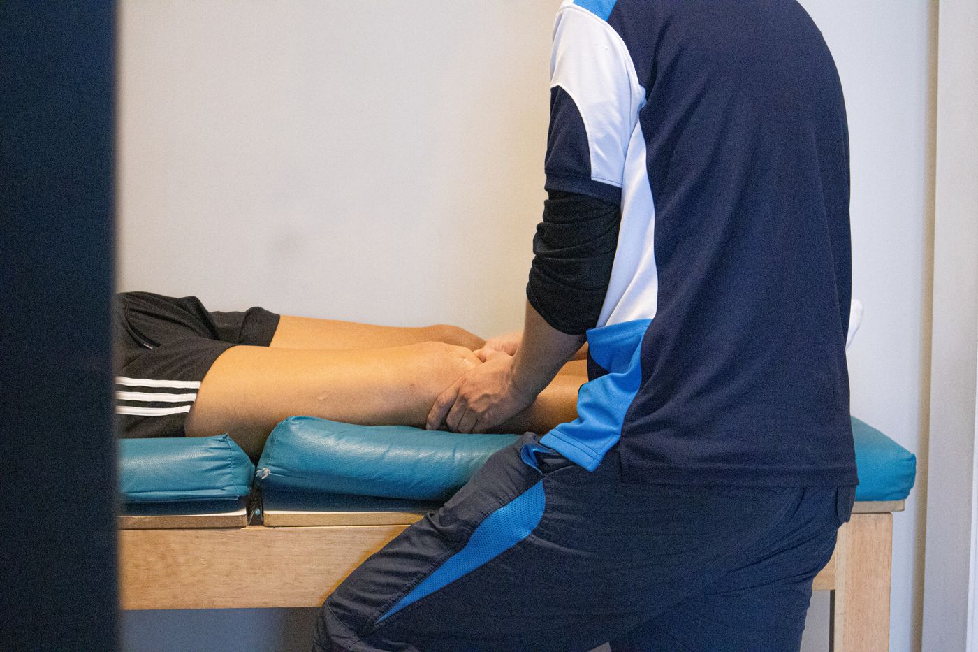 Tratamiento manual de fisioterapia en camilla