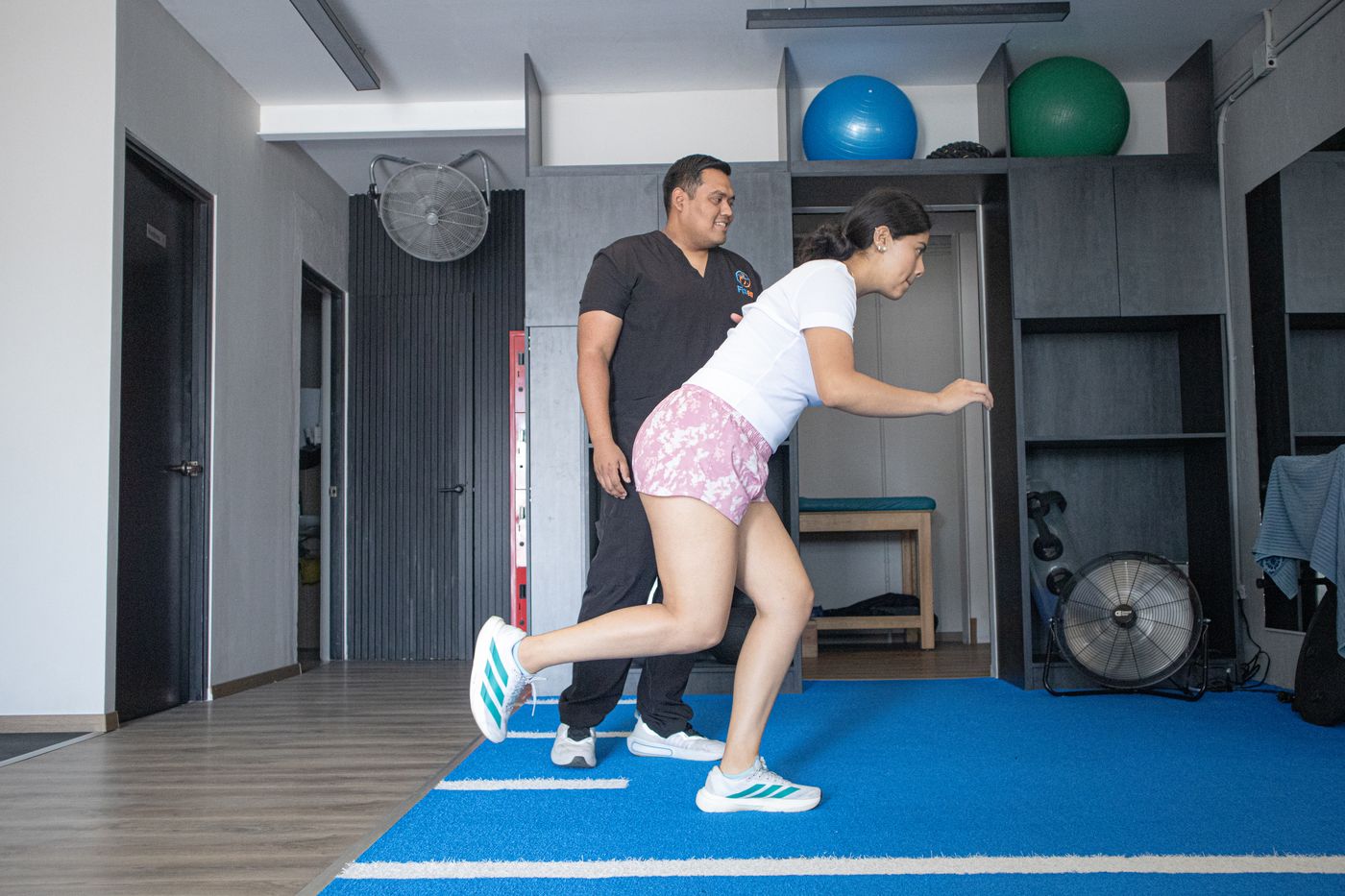 Ejercicio de fuerza funcional con mancuerna