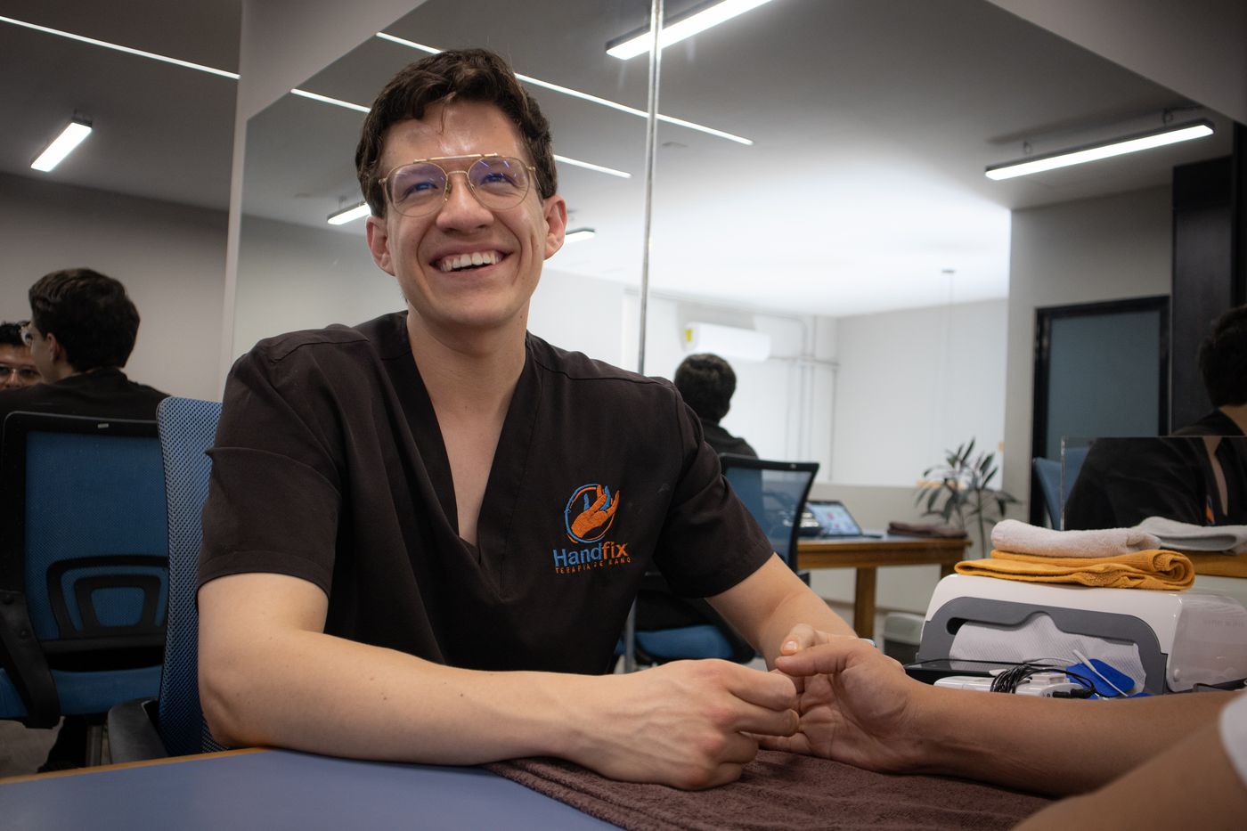 Terapeuta de Handfix tratando la mano de un paciente