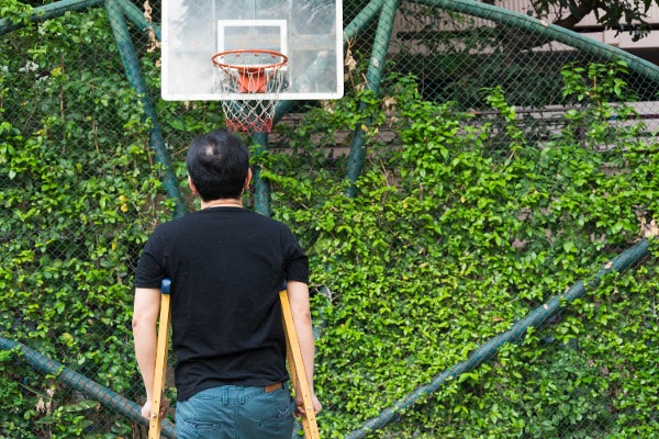 Jugador en muletas qlesiones del basquet - jugador en muletas